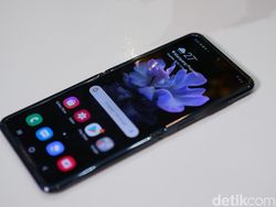 Unboxing Ponsel Layar Lipat Samsung Harga Rp 21,8 Juta