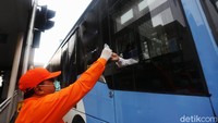 Sopir bus pun mendapat masker dan hand sanitizer.