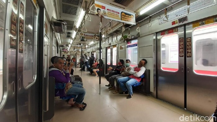 Penumpang KRL Turun