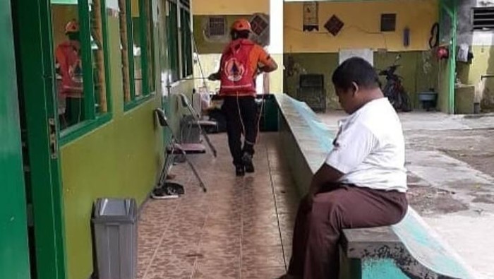 penyemprotan disinfektan panti asuhan