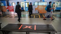 Tidak hanya di dalam kereta, social distancing juga diberlakukan di ruang tunggu stasiun.