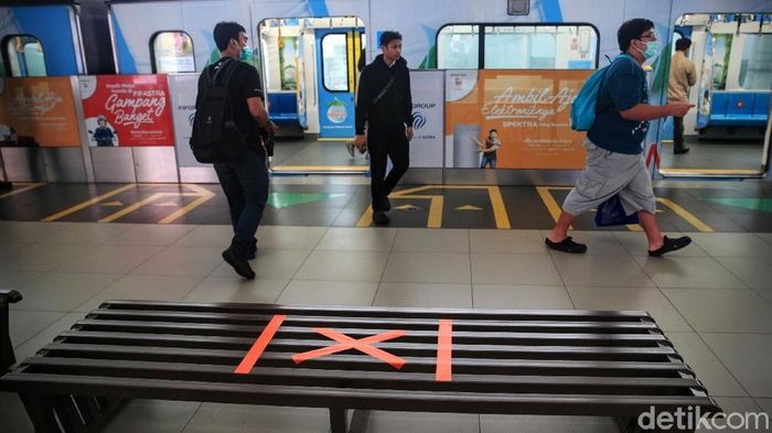 MRT Jakarta Terapkan Social Distancing Para penumpang MRT Jakarta menggunakan moda transportasi umum tersebut dengan menjaga jarak sosial dari tanda silang yang dibuat oleh pengelola, di Jakarta, Jumat (20/3/2020). MRT Jakarta membuat tanda silang sebagai kursi yang tidak perlu diduduki di kursi kereta atau di peron ruang tunggu untuk membuat jarak sosial (social distancing) seperti yang disarankan pemerintah. Social Distancing untuk mencegah penyebaran virus Corona.
