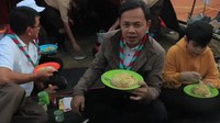 Ikut dalam kegiatan kemah Pramuka, Arya Bima duduk lesehan di depan tenda sambil menikmati sepiring mie instan. Kemping identik dengan ini, kata Arya Bima sambil menunjukkan mie instan santapannya. Foto: instagram @aryabimasugiarto
