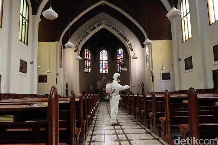 Misa Minggu Tetap Digelar, Gereja Katedral Bandung Disemprot Disinfektan Gereja Katedral Santo Petrus, Kota Bandung, Jabar, tetap menggelar Misa Minggu. Untuk mencegah penyebaran virus corona, pihak gereja melakukan penyemprotan disinfektan.