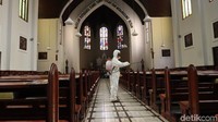 Gereja Katedral Santo Petrus, Kota Bandung, Jawa Barat tetap menggelar Misa Minggu. Namun, jemaat yang hadir harus dalam keadaan sehat.