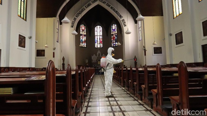 Gereja Katedral Santo Petrus, Kota Bandung, Jabar, tetap menggelar Misa Minggu. Untuk mencegah penyebaran virus corona, pihak gereja melakukan penyemprotan disinfektan.