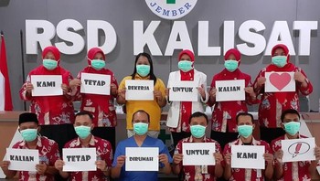 Para tim medis di RSD Kalisat Jember berkampanye Kami Tetap Bekerja, Kalian Tetap di Rumah (Twitter)
