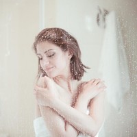 Jangan Asal Siram! Ini Urutan Mandi yang Benar Menurut Dokter Kulit