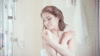 Jangan Asal Siram! Ini Urutan Mandi yang Benar Menurut Dokter Kulit