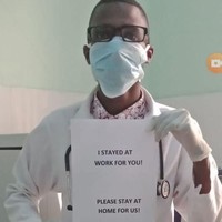 Kamu bisa tetap keluar rumah jika memang sangat diperlukan. Belanja kebutuhan sehari-hari atau jika ada keperluan mendesak. Selebihnya nikmatilah momen di rumah dengan tetap berkomunikasi lewat chat online atau video call. Foto: Bored Panda/Twitter