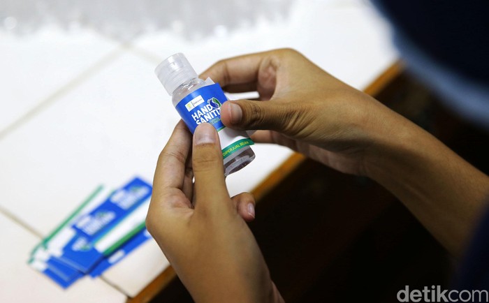 Melihat Produksi Hand Sanitizer Pencegah Corona di UI Universitas Indonesia memproduksi hand sanitizer sendiri. Produksi cairan pencuci tangan ini untuk memenuhi pemintaan dari UI, sekolah-sekolah dan RS di tengah wabah corona.