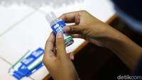 Sejumlah karyawan dari Fakultas Farmasi Universitas Indonesia tengah memproduksi Hand Sanitizer di Depok, Jawa Barat, Jumat (20/3/2020).