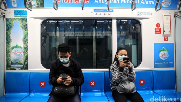 MRT Jakarta Terapkan Social Distancing Para penumpang MRT Jakarta menggunakan moda transportasi umum tersebut dengan menjaga jarak sosial dari tanda silang yang dibuat oleh pengelola, di Jakarta, Jumat (20/3/2020). MRT Jakarta membuat tanda silang sebagai kursi yang tidak perlu diduduki di kursi kereta atau di peron ruang tunggu untuk membuat jarak sosial (social distancing) seperti yang disarankan pemerintah. Social Distancing untuk mencegah penyebaran virus Corona.