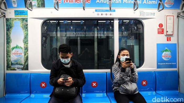 Para penumpang MRT Jakarta menggunakan moda transportasi umum tersebut dengan menjaga jarak sosial dari tanda silang yang dibuat oleh pengelola, di Jakarta, Jumat (20/3/2020). MRT Jakarta membuat tanda silang sebagai kursi yang tidak perlu diduduki di kursi kereta atau di peron ruang tunggu untuk membuat jarak sosial (social distancing) seperti yang disarankan pemerintah. Social Distancing untuk mencegah penyebaran virus Corona.