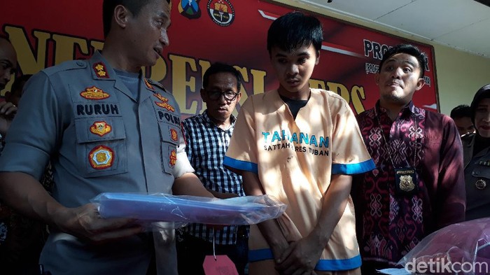 Praktik suami jual istri dengan layanan seks berempat atau foursome terbongkar di Tuban. Ardian Elga Mardhani (28) menawarkan paket foursome tersebut hingga Rp 6 juta.