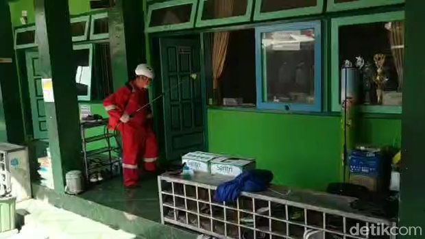 Ponpes disemprot disinfektan/