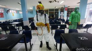 Penyemprotan Disinfektan di Lapas Cipinang