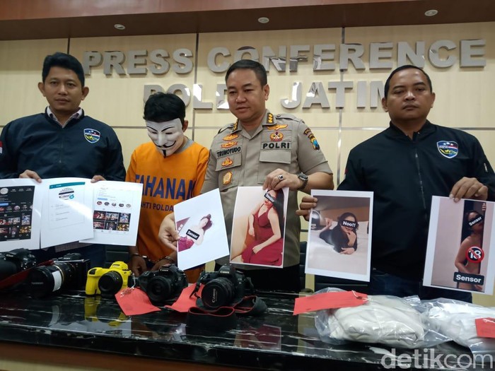 Seorang fotografer model mengunggah sejumlah konten pornografi di media sosial. Akibat perbuatannya, kini ia harus mendekam di balik jeruji besi.
