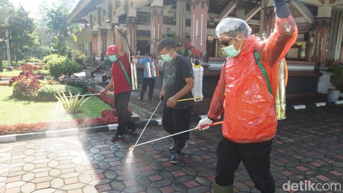 Bupati Magelang Zaenal Arifin memimpin penyemprotan disinfektan di rumah dinas dan lapangan Drh Soepardi