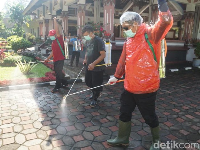 Bupati Magelang Zaenal Arifin memimpin penyemprotan disinfektan di rumah dinas dan lapangan Drh Soepardi