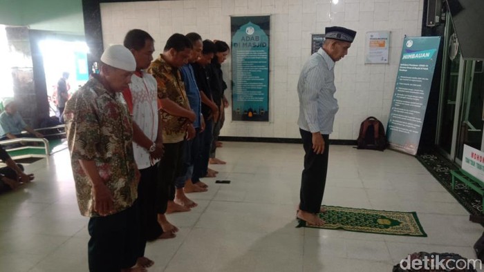 salat jumat di masjid al falah hanya 7 org