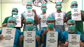 Foto bersama tim medis dari RSUD dr Soekardjo, Kota Tasikmalaya. Berbagai rumah sakit di Indonesia melakukan kampanye serupa (Twitter)