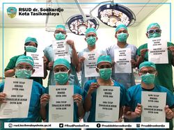 Ganbatte! Foto Medsos Perjuangan Dokter Kampanye Stay At Work