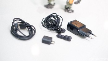 Aksesori yang disertakan lengkap, mulai dari charger hingga earphone AKG. Foto: Adi Fida Rahman/detikINET