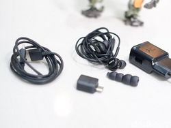 Unboxing Ponsel Layar Lipat Samsung Harga Rp 21,8 Juta