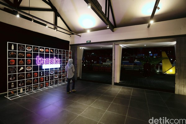 Bangunan toko dan restoran bergaya vintage ini menjadi daya tarik tersendiri bagi pengunjung untuk berfoto. Beberapa bagian juga dihiasi mural atau dinding bata ekspos. Bangunan toko dan restoran bergaya vintage ini menjadi daya tarik tersendiri bagi pengunjung untuk berfoto. Beberapa bagian juga dihiasi mural atau dinding bata ekspos.
