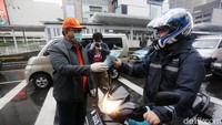 Agung Laksono juga membagikan hand sanitizer kepada pengendara yang melintas.