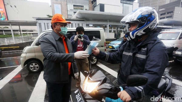 Agung Laksono Bagi-bagi Masker ke Pengendara