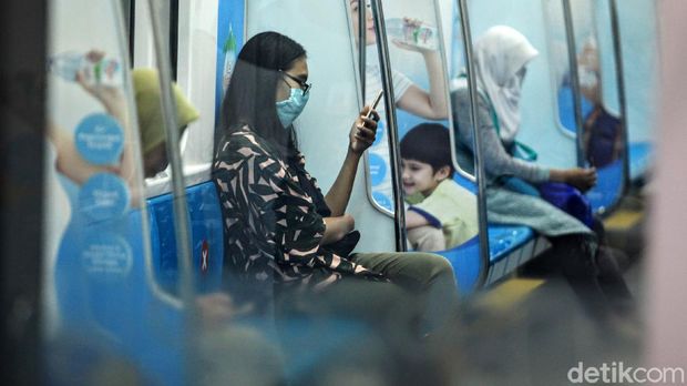 Para penumpang MRT Jakarta menggunakan moda transportasi umum tersebut dengan menjaga jarak sosial dari tanda silang yang dibuat oleh pengelola, di Jakarta, Jumat (20/3/2020). MRT Jakarta membuat tanda silang sebagai kursi yang tidak perlu diduduki di kursi kereta atau di peron ruang tunggu untuk membuat jarak sosial (social distancing) seperti yang disarankan pemerintah. Social Distancing untuk mencegah penyebaran virus Corona.