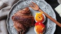 Etoni Mama berkreasi dengan makanan  untuk ketiga buah hatinya.  Ini salah satu koleksinya, telur rebus yang dibentuk menyerupai tokoh Winnie The Pooh. Foto: Instagram @etn.co_mam