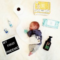 Orangtua sekarang pasti tidak mau melewatkan momen-momen penting dalam hidup anak mereka tanpa mengabadikannya dengan kamera. Meski virus Corona tengah menghantui, para orangtua pun tidak kehabisan akal untuk melakukan pemotretan yang menandai perkembangan si bayi. Foto: Instagram @happilyeverhamilton