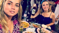 Ana sendiri memulai karir akting sejak 2006. Namanya jadi sorotan usai terpilih sebagai Bond Girl di film James Bond terbaru. Ini momen kulineran Ana saat di Bangkok. Foto: Instagram ana_d_armas