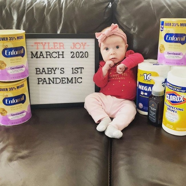 Di Instagram muncul sebuah tren baru di kalangan para orangtua yang memiliki anak bayi. Yakni untuk membuat pemotretan bertema virus Corona. Foto yang diunggah dengan tanda pagar #babyfirstpandemic itu pun sukses bikin gemas di tengah kepanikan dunia akan virus penyakit ini. Foto: Instagram @todayparents