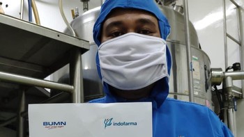 Pegawai Indofarma yang tetap bekerja untuk membuat obat-obatan (erickthohir/Instagram)