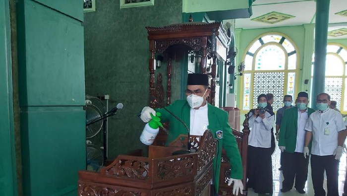 Masjid UMI Disemprot Disinfektan