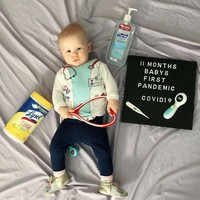 Sesuai tema, bayi ini tampak lucu mengenakan kaus bertema dokter, stetoskop mainan, hingga termometer. Foto: Instagram @kristencookdnp