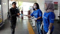 PT Jamkrindo (Persero) melalui kegiatan Program Kemitraan dan Bina Lingkungan (PKBL) membagikan masker, sarung tangan dan hand sanitizer kepada masyarakat sebagai kontribusi perusahaan dalam upaya mencegah penyebaran virus Corona (Covid-19) pada Jumat (20/3/2020). Foto: dok. Jamkrindo