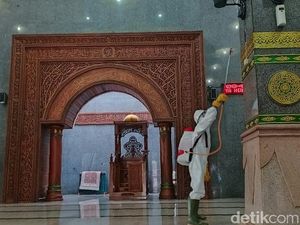 Tetap Gelar Jumatan, Masjid Pusdai-At Taqwa Cirebon Disemprot Disinfektan