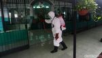 Penyemprotan Disinfektan di Lapas Cipinang