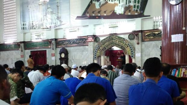 Masjid di Medan Gelar Sholat Jumat, Jemaah Bawa Sajadah Sendiri Cegah Corona