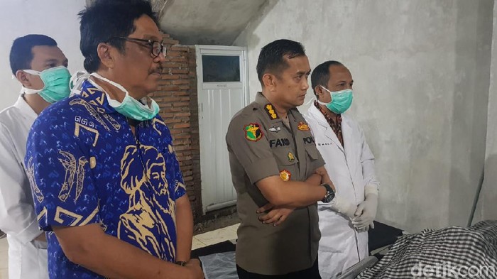 Kepala Rumah Sakit RS Bhayangkara Polda Sulsel dr Kombes Farid Amansyah memeriksa peserta Ijtima Dunia Zona Asia yang meninggal (dok. Istimewa)