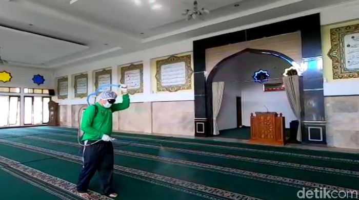 Petugas menyemprotkan cairan disinfektan di masjid Kabupaten Sukabumi