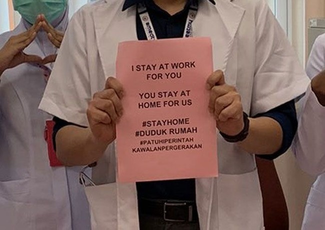 Tolonglah para dokter dan perawat. Tetap di rumah, sampai pandemi ini mereda dan hilang sama sekali dari bumi. Foto: Bored Panda/Twitter