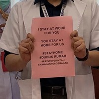 Tolonglah para dokter dan perawat. Tetap di rumah, sampai pandemi ini mereda dan hilang sama sekali dari bumi. Foto: Bored Panda/Twitter