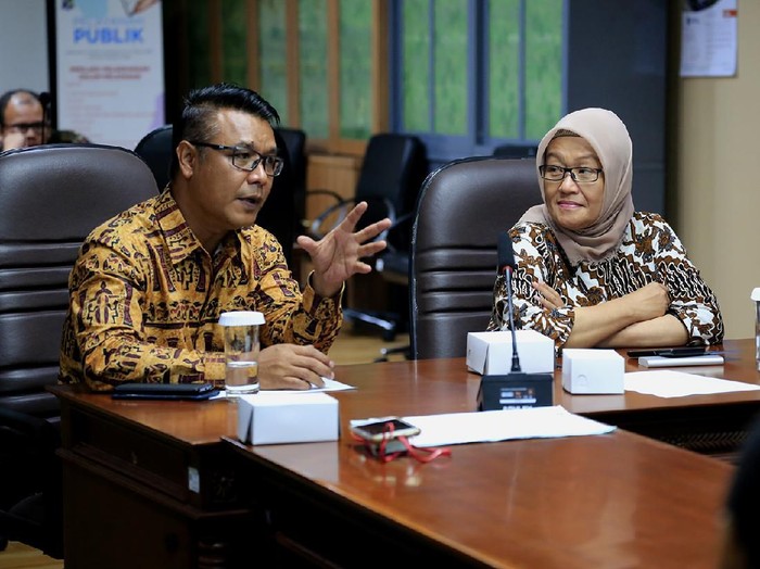 Diskominfo dan Dinkes Surabaya berkolaborasi membuat ruang konsultasi soal virus corona secara online. Warga yang ingin berkonsultasi dapat membuka www.lawancovid19.surabaya.go.id.