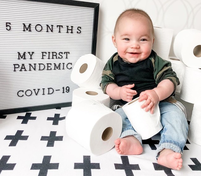 Hasilnya foto-foto pandemi pertama bayi tersebut terlihat gemas sekaligus unik. Foto: Instagram @aniserichard